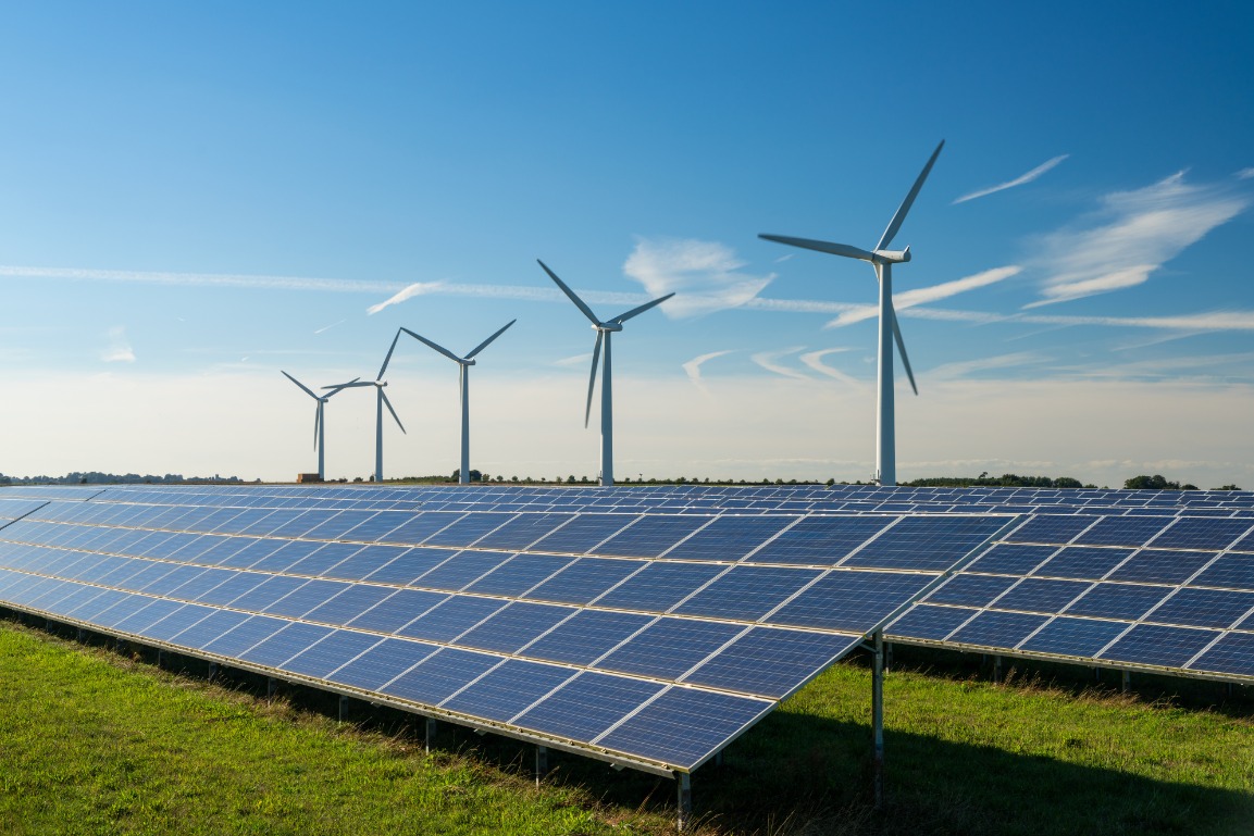 Zonnepark met windenergie Zonnepark met windenergie