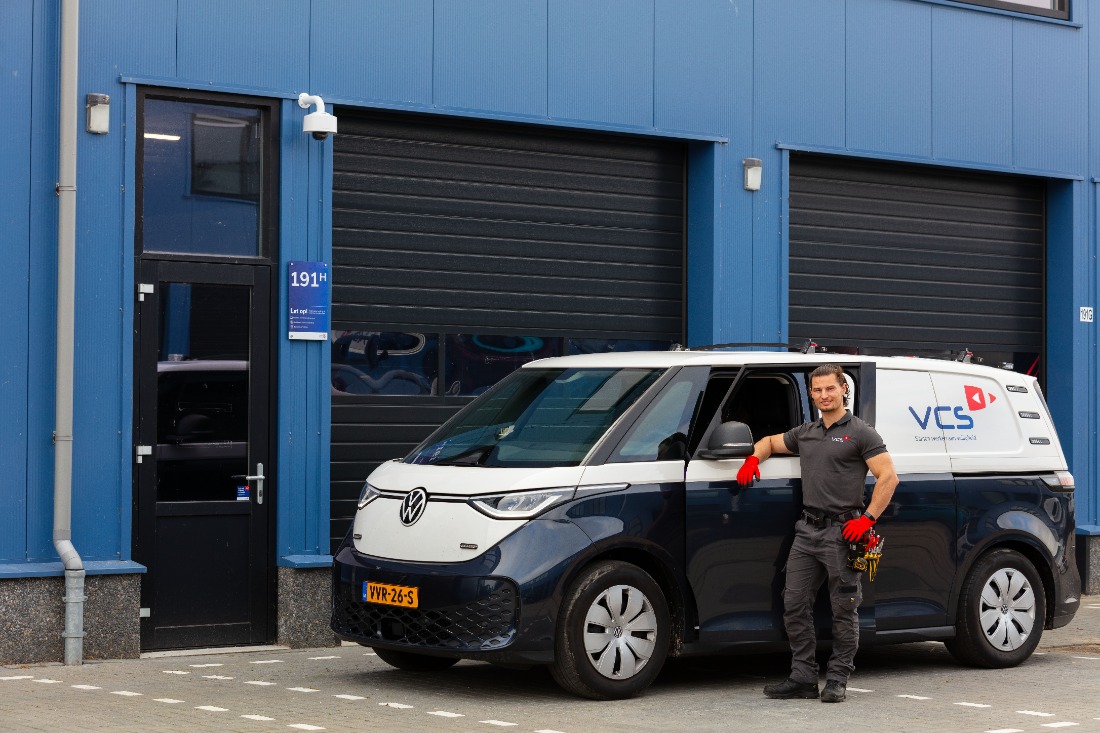 Elektrische werkbus van VCS bij locatie Lijnden (Amsterdam)