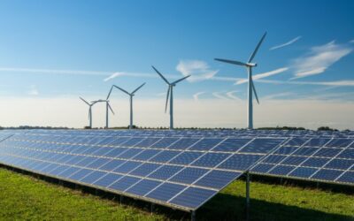 Zonnepark met windmolens