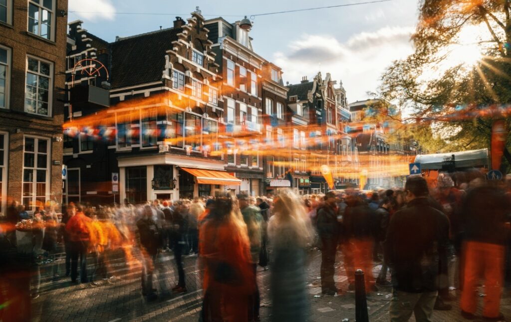 Menigte op straat op Koningsdag