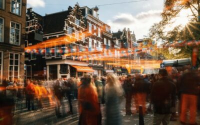 Menigte op straat op Koningsdag